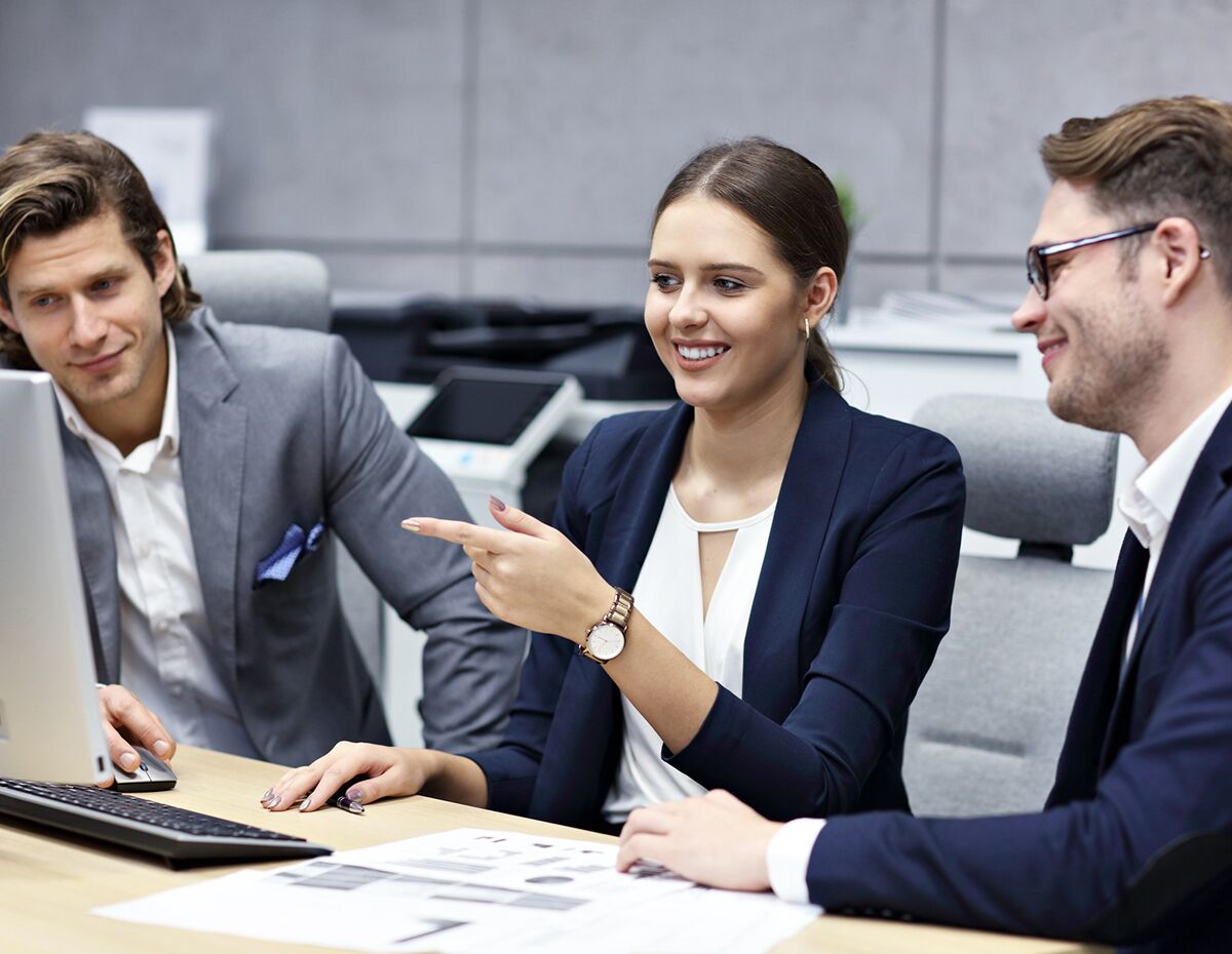 Zakenvrouw die een tablet gebruikt, ter illustratie van mobiele ServiceNow ITSM-oplossingen