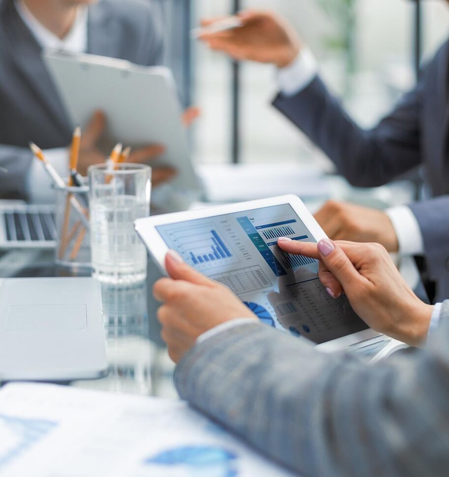 Analyse commerciale et visualisation des données sur tablette.