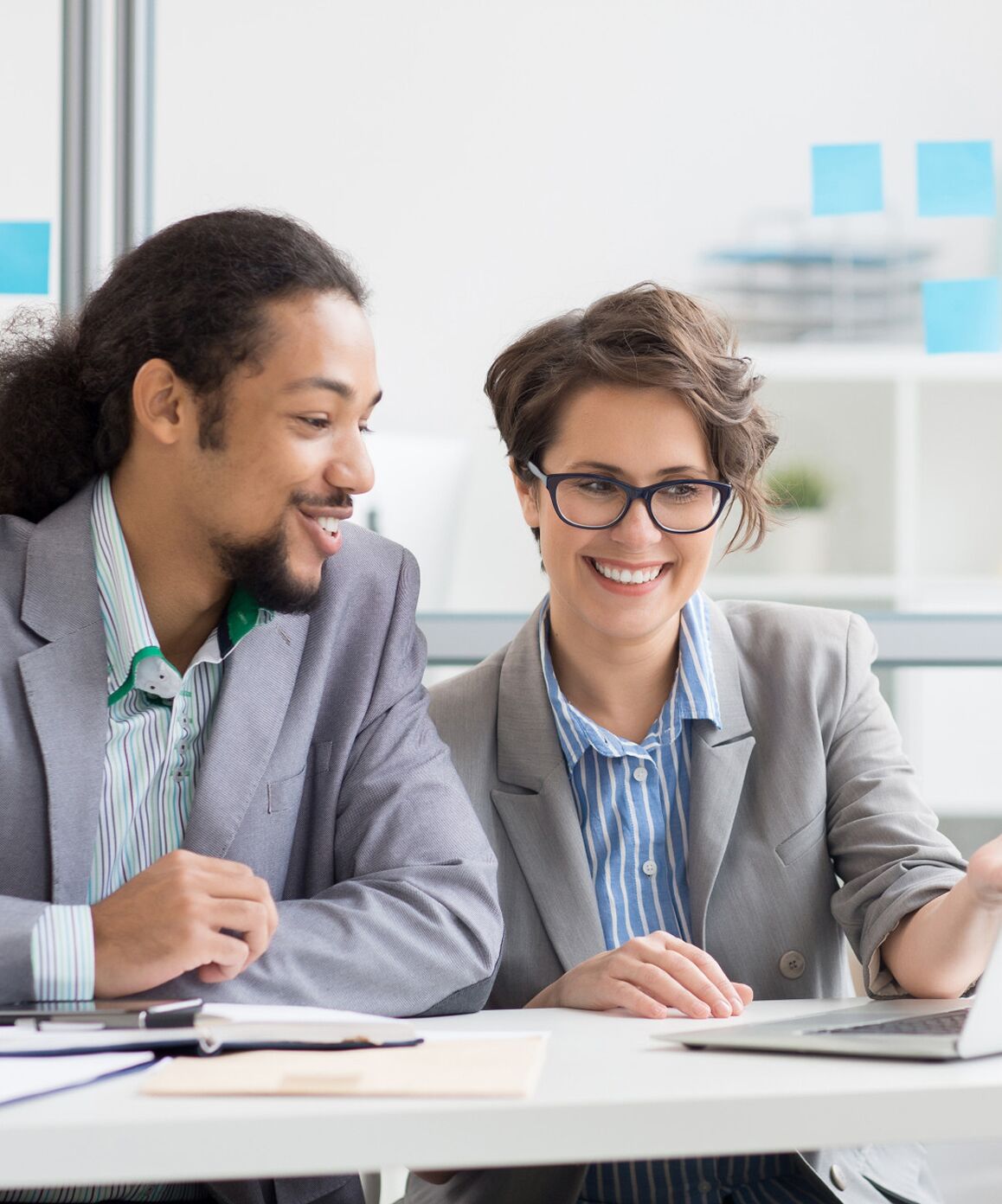 Membres de l'équipe collaborant sur un projet.